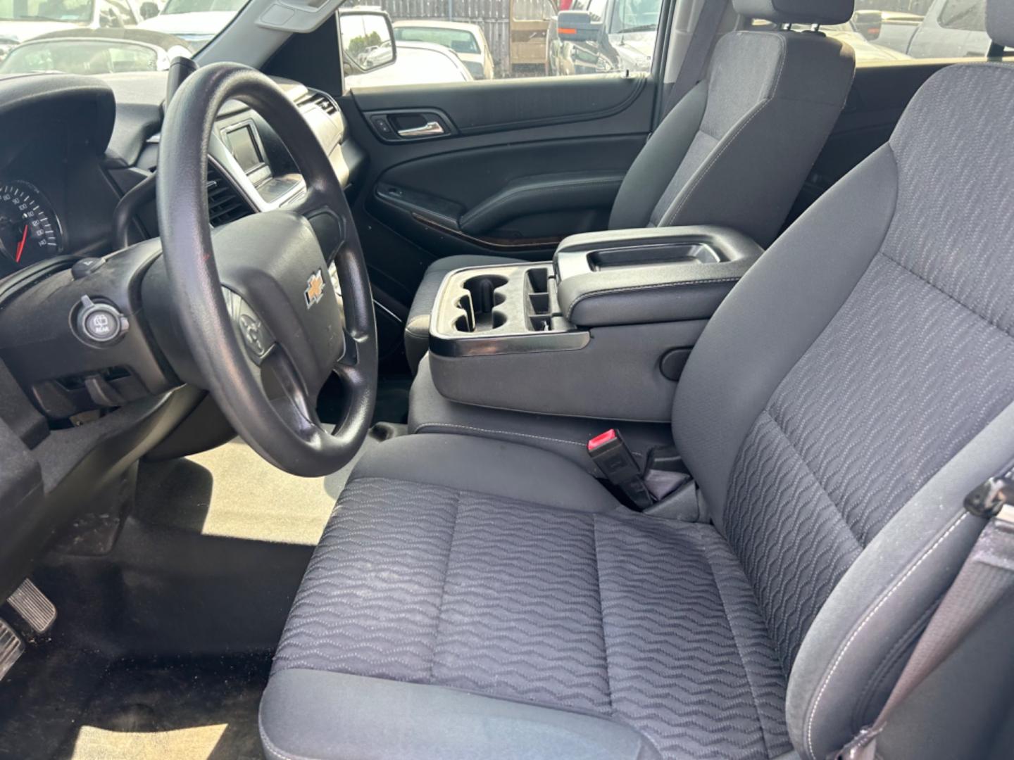 2017 White Chevrolet Tahoe (1GNSCEEC0HR) with an 5.3L V8 F OHV 16V engine, Automatic transmission, located at 1687 Business 35 S, New Braunfels, TX, 78130, (830) 625-7159, 29.655487, -98.051491 - Photo#5